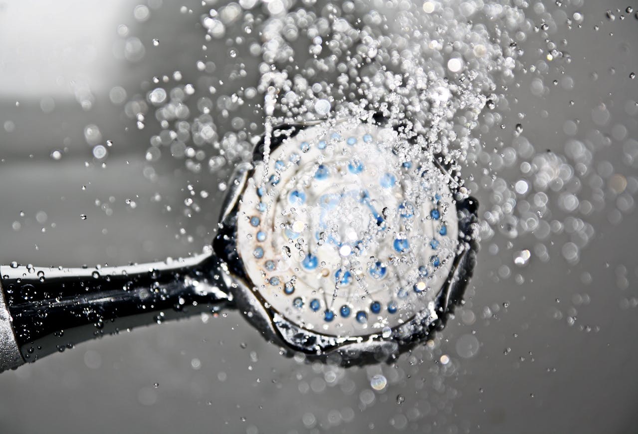 Bienfaits de la Douche Froide : Pourquoi Passer Sous l’Eau Froide